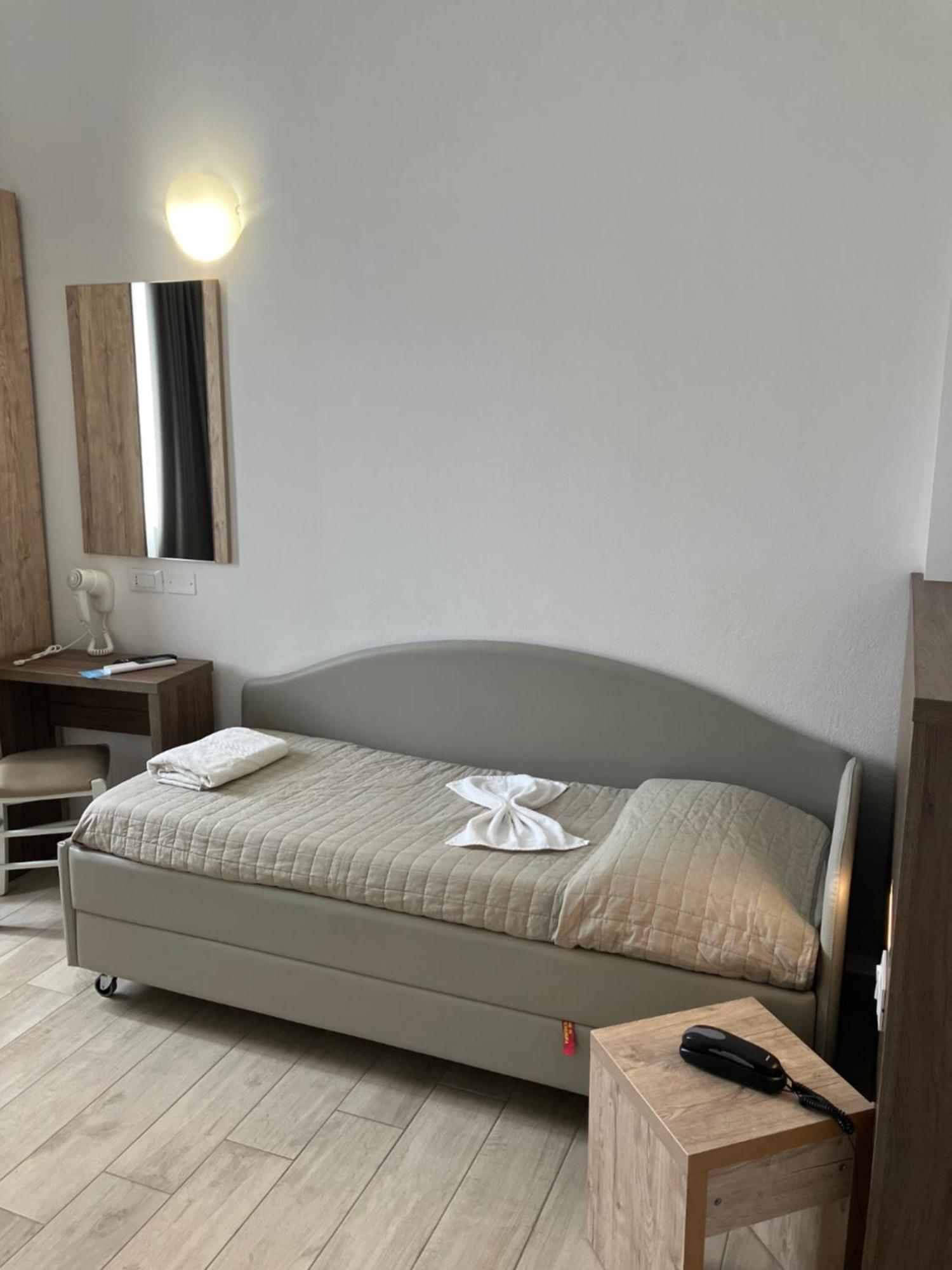 Hotel Bed And Book リミニ エクステリア 写真